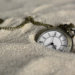 砂に埋れた懐中時計